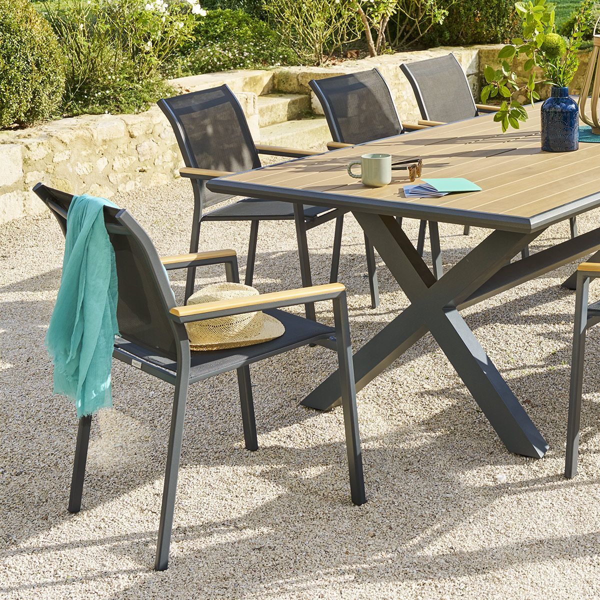 Fauteuil de jardin empilable "Essentia" anthracite & acacia en aluminium