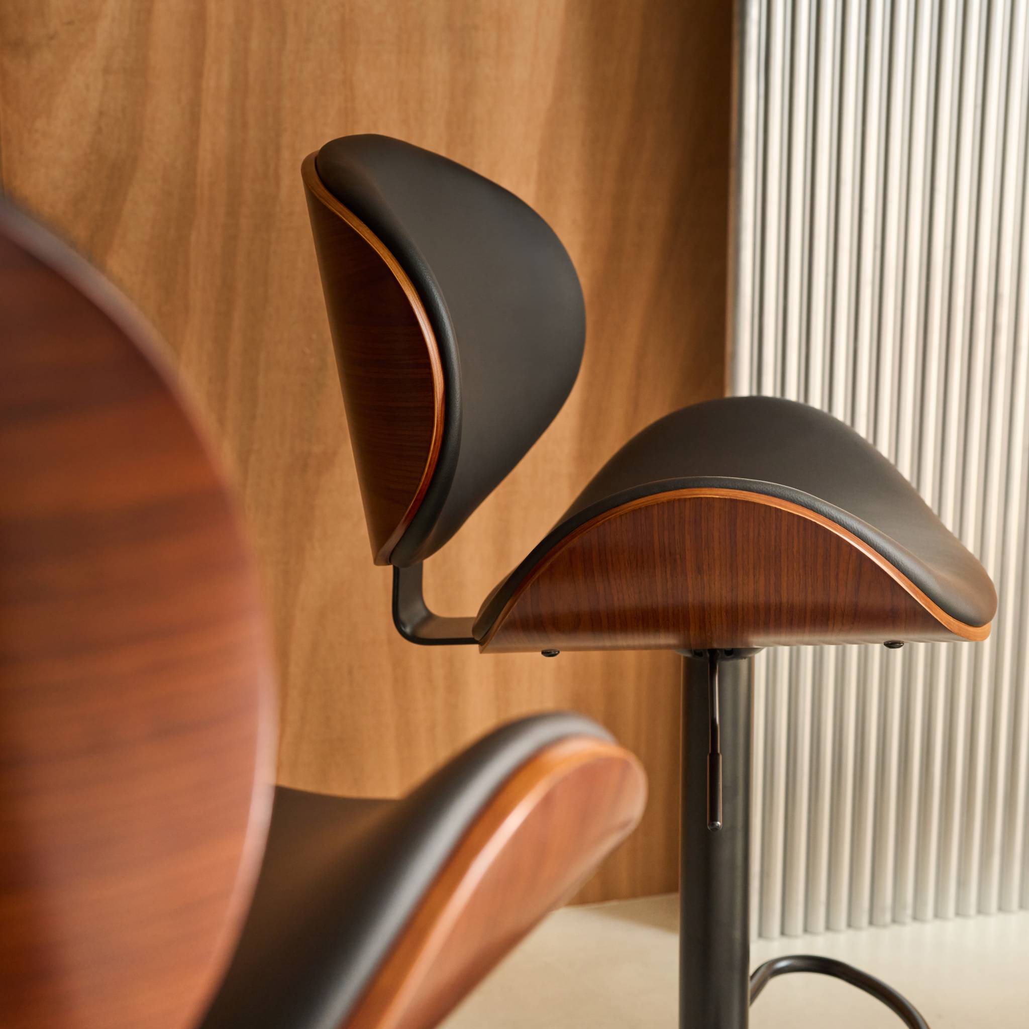 Lot de 2 tabourets de bar réglable décor bois courbé et simili cuir noyer et noir - L 53  P 51 x H 95-116cm - Dwight