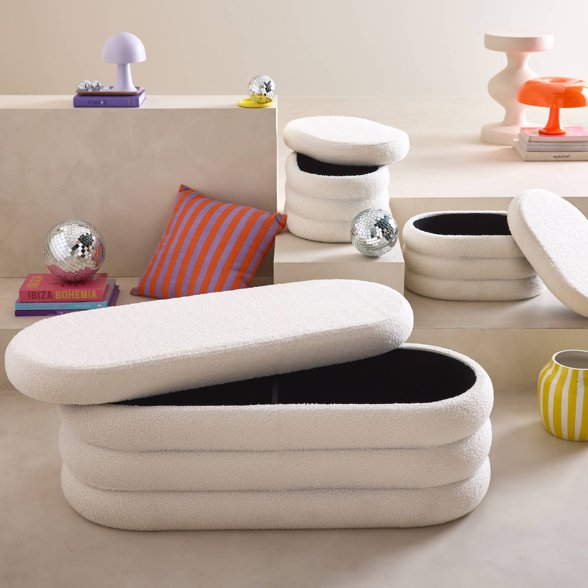 Banc coffre en bouclettes blanches avec 2 poufs ovales de rangement intégrés - L111cm
