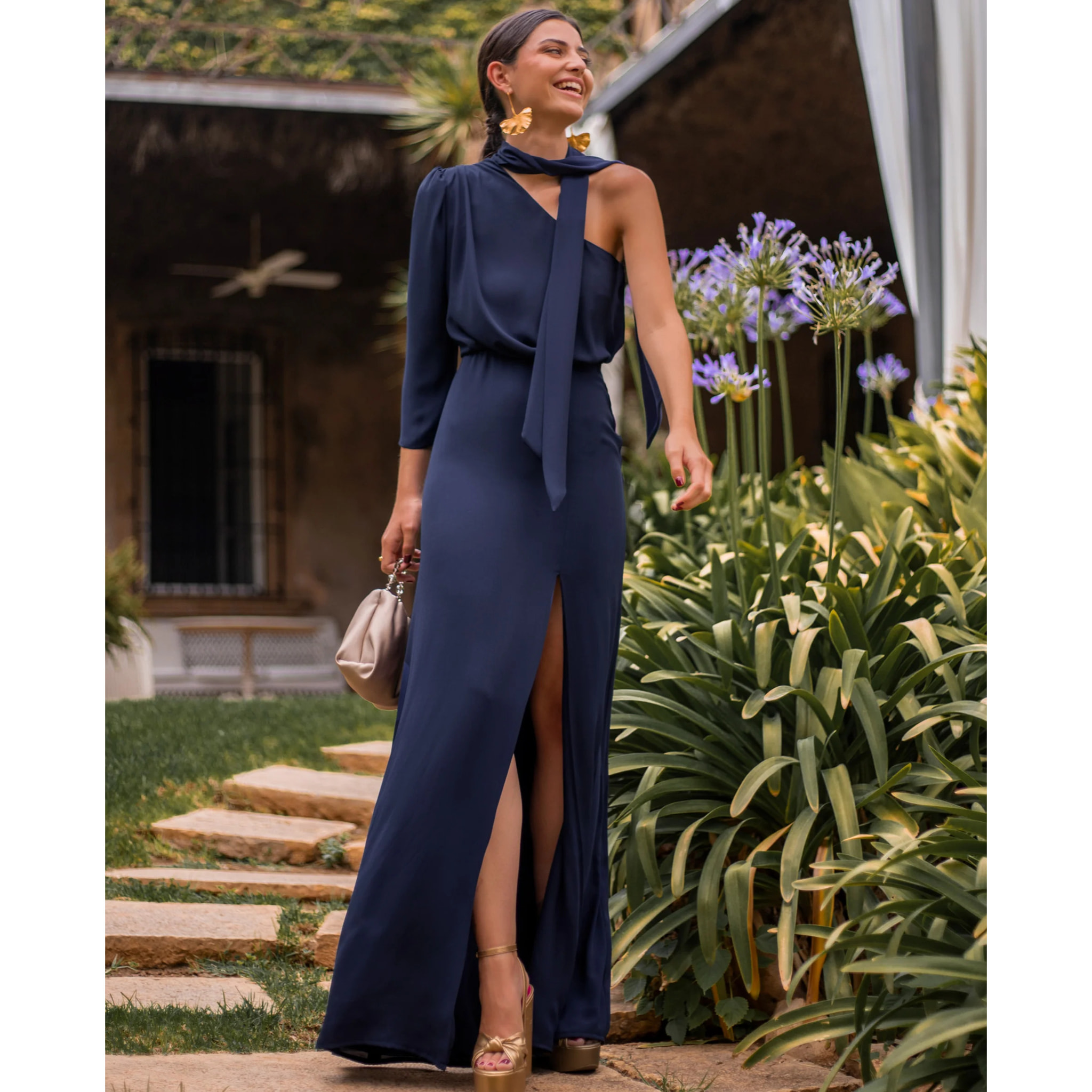 Vestido largo asimétrico con abertura.