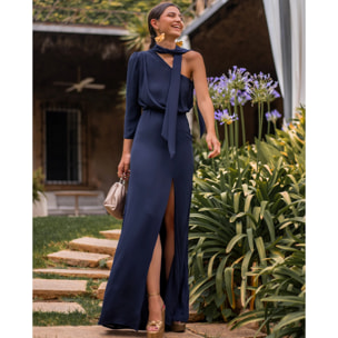 Vestido largo asimétrico con abertura.