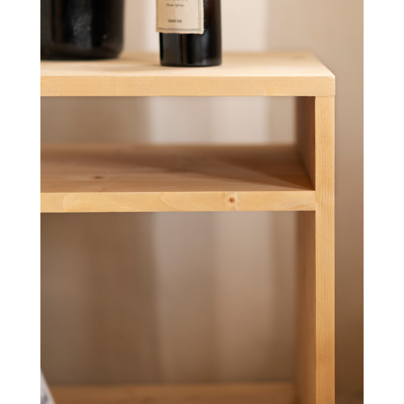 Mesita de noche de madera maciza en tono roble medio de 51x32cm Alto: 50.5 Largo: 32 Ancho: 37.5