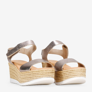 Sandalias metalizadas en piel con cuña de esparto