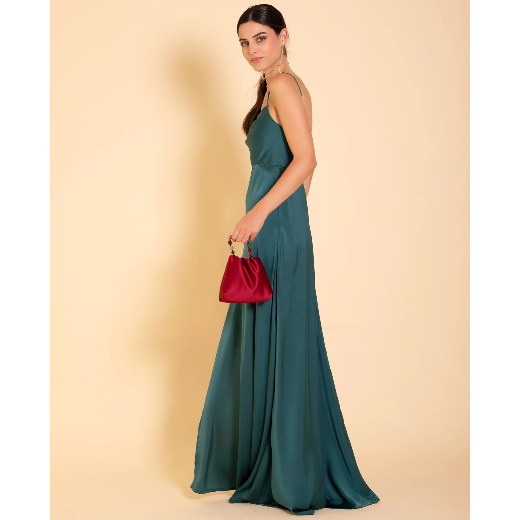 Vestido largo escote recto con abertura