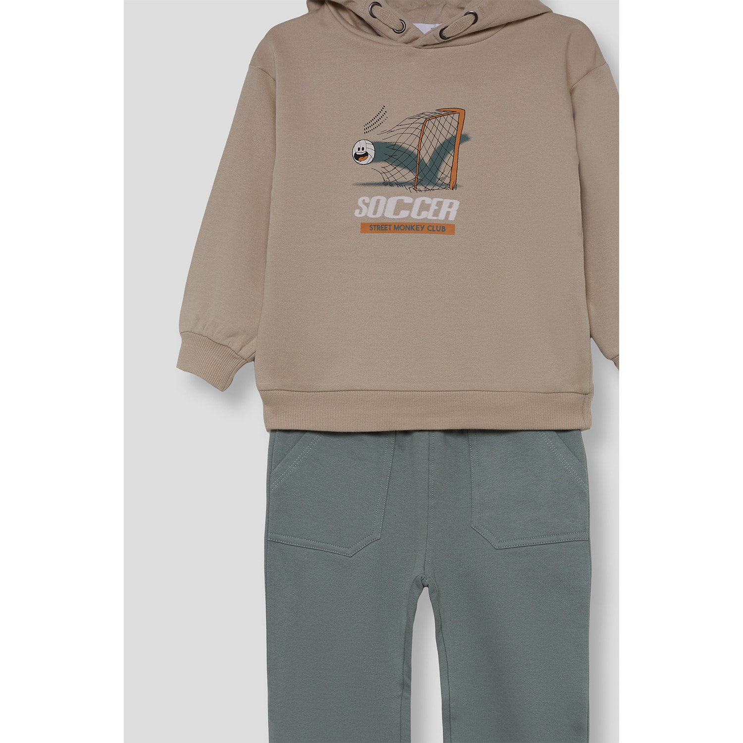Conjunto niño sudadera con capucha tostado y verde y pantalón jogger, estampado de fútbol y bolsillos | Color: Tostado | Street Monkey