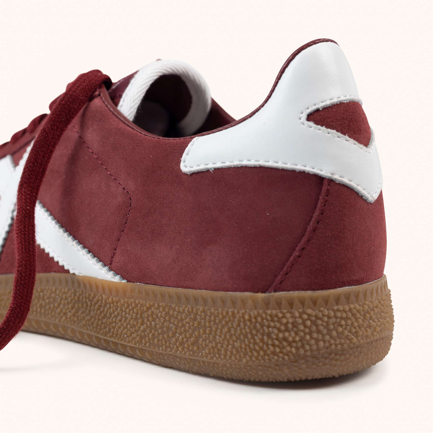 Zapatilla Urbana Retro de Piel en Color Granate MUNICH BARRU 214