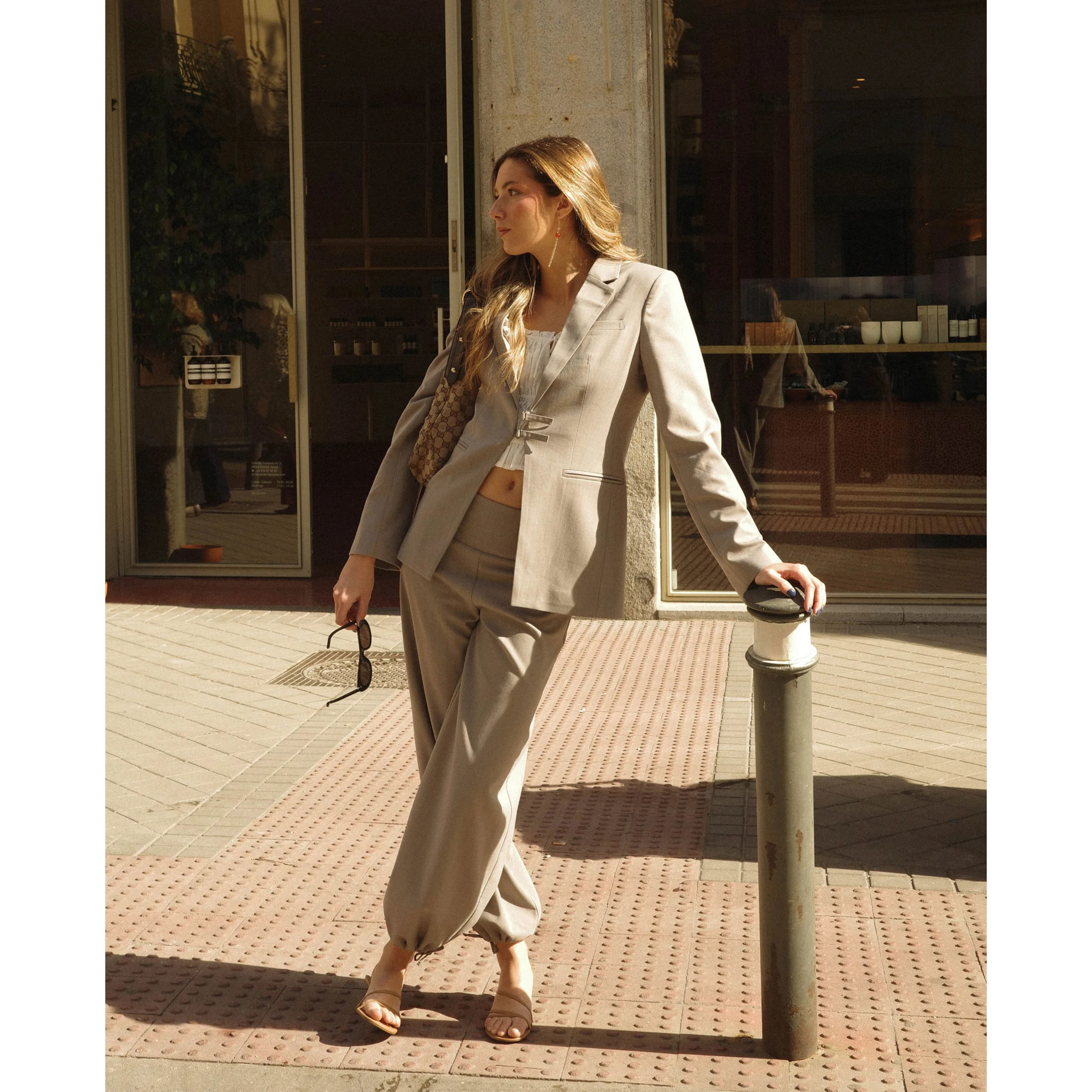 Pantalón recto de raya diplomática de traje de mujer