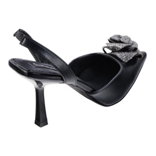 Decolletè in simil pelle con applicazione e tacco verniciato