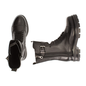 Botas militares de piel negra, tacón de 4 cm.