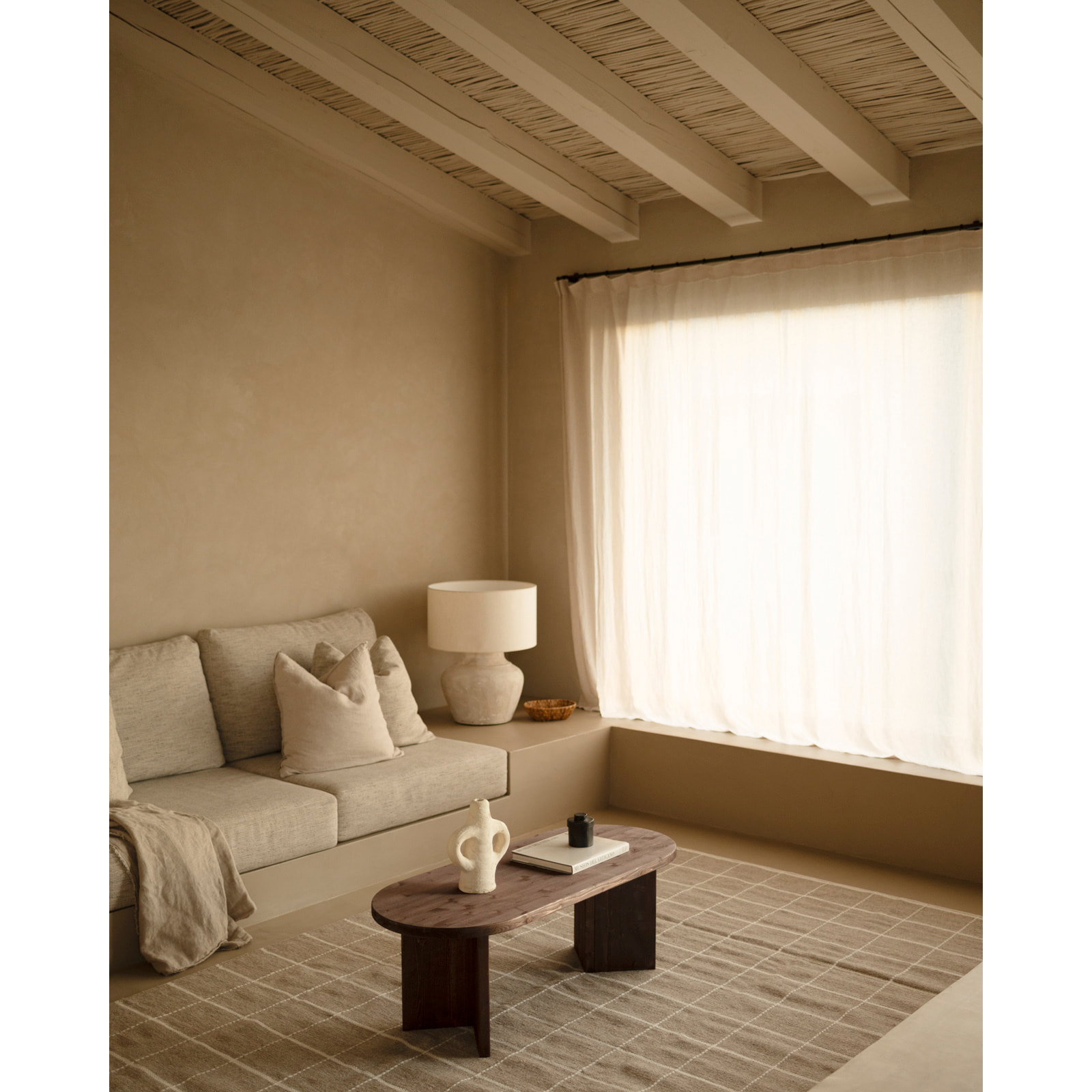 Mesa de centro de madera maciza en tono nogal de 120cm Alto: 40 Largo: 120 Ancho: 50