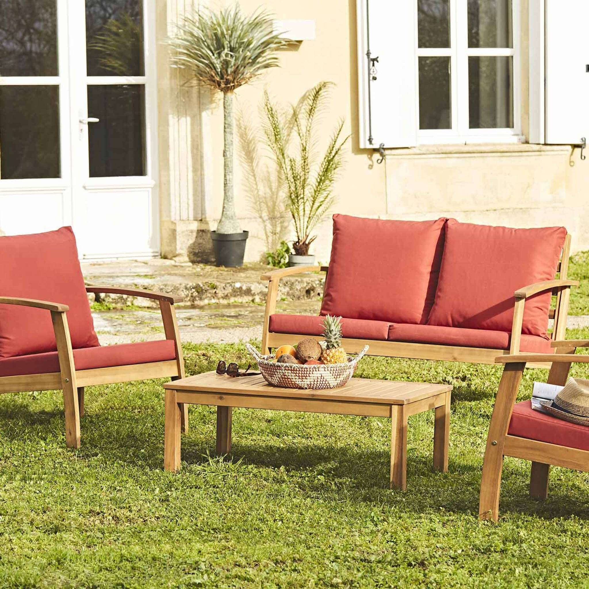 Salon de jardin en bois 4 places - Ushuaïa - Coussins terracotta. canapé. fauteuils et table basse en acacia. design