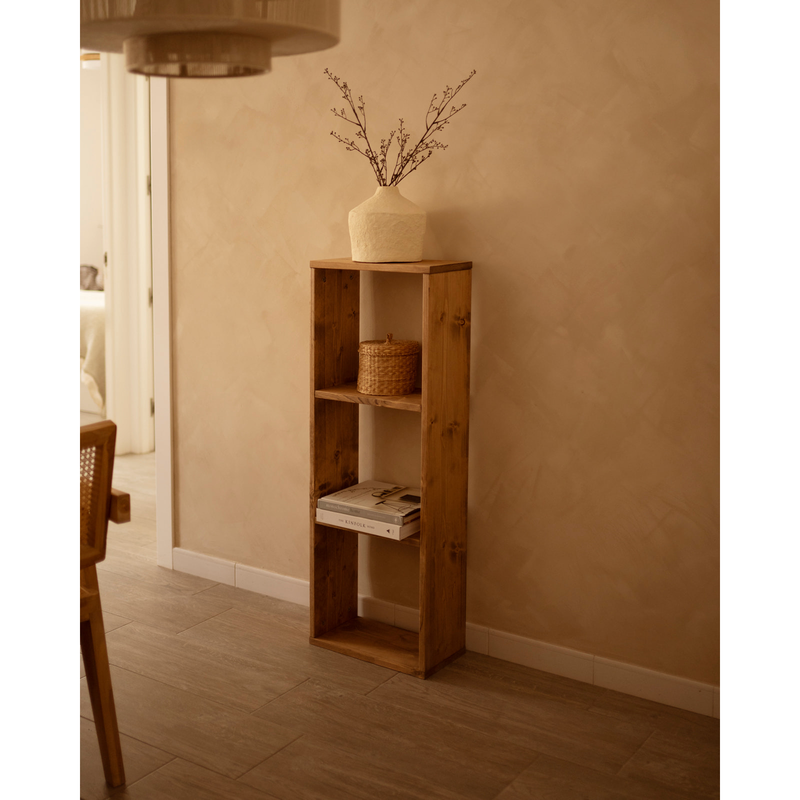 Estanteria de madera maciza en tono roble oscuro con 2 estantes Alto: 110 Largo: 40 Ancho: 20