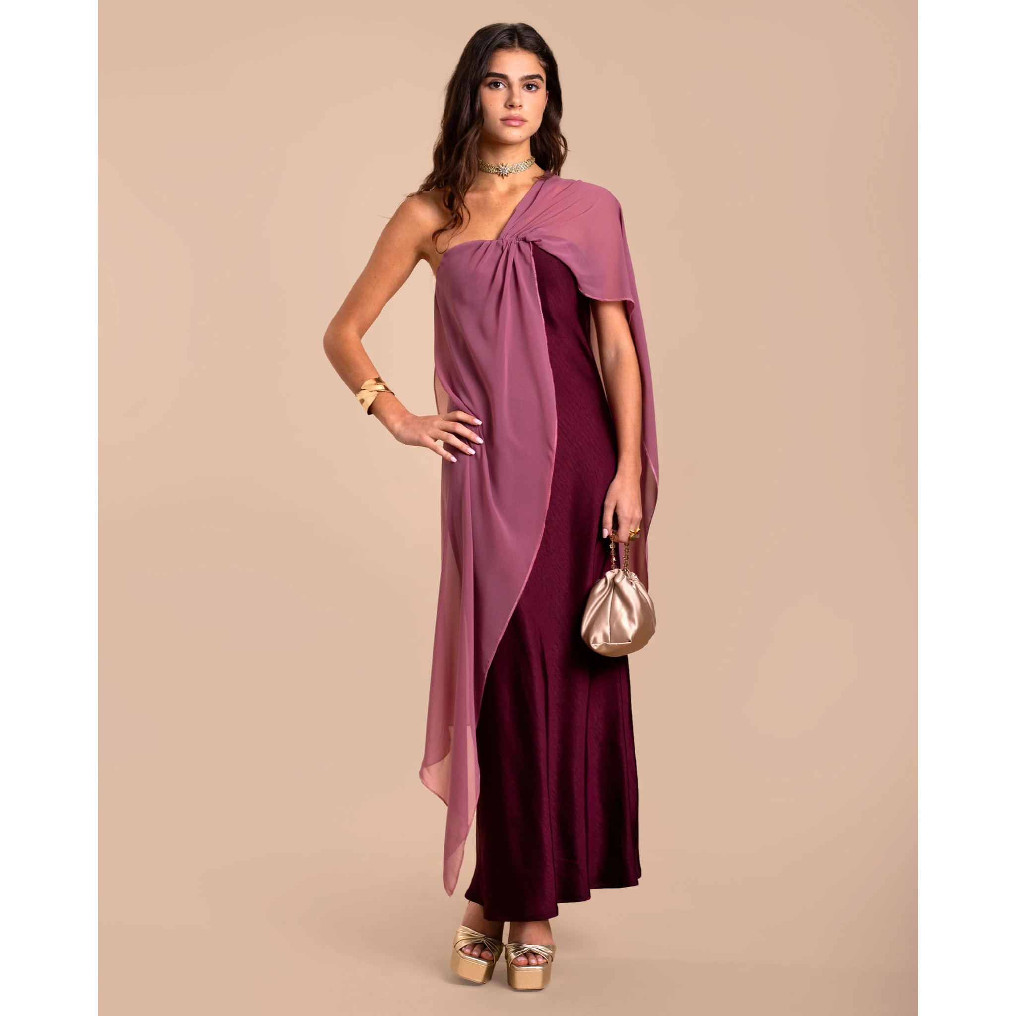 Vestido midi con escote palabra de honor y capa