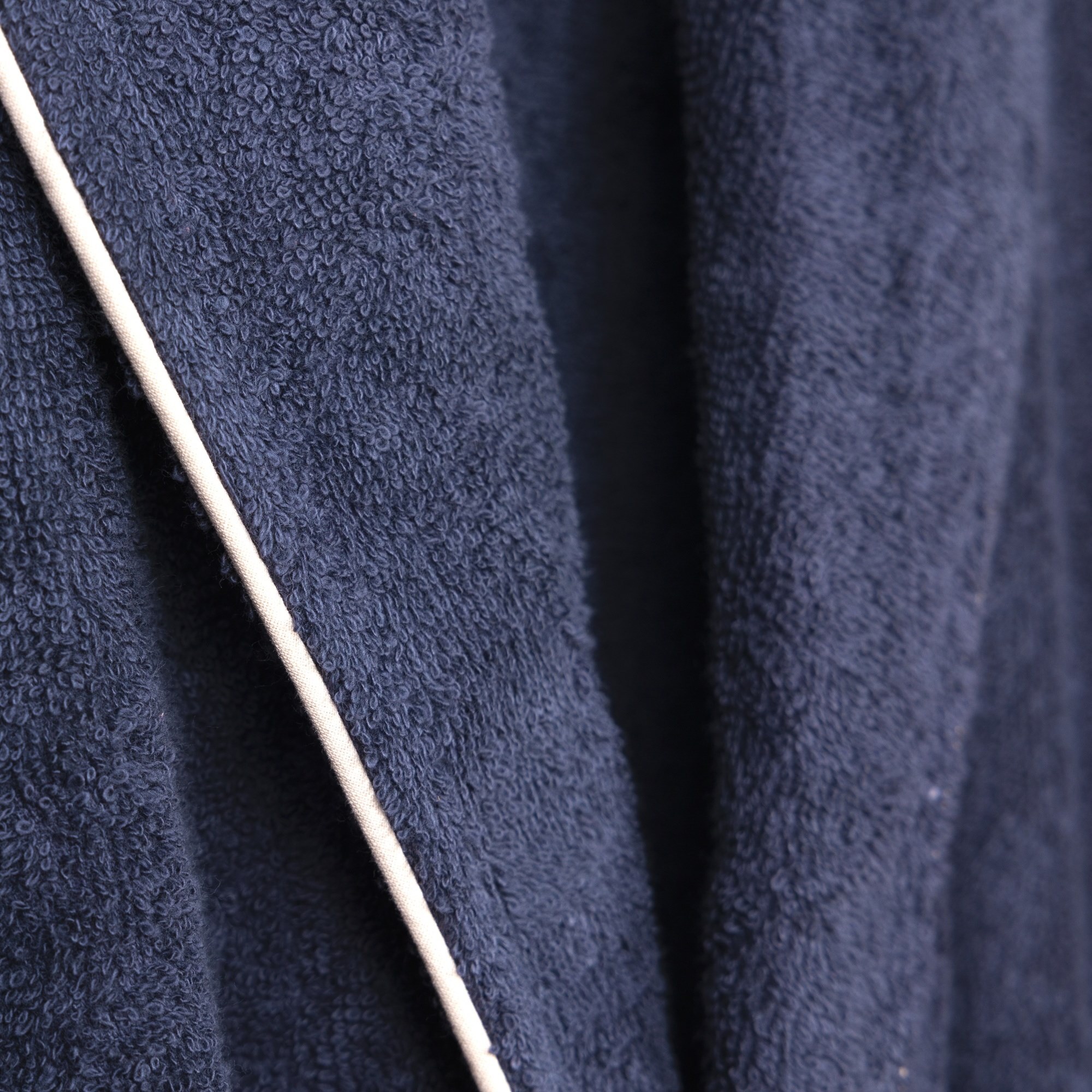 Scalpers Albornoz liso con ribete y detalle bordado azul marino