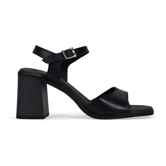 Sandalias negras en piel con tacón