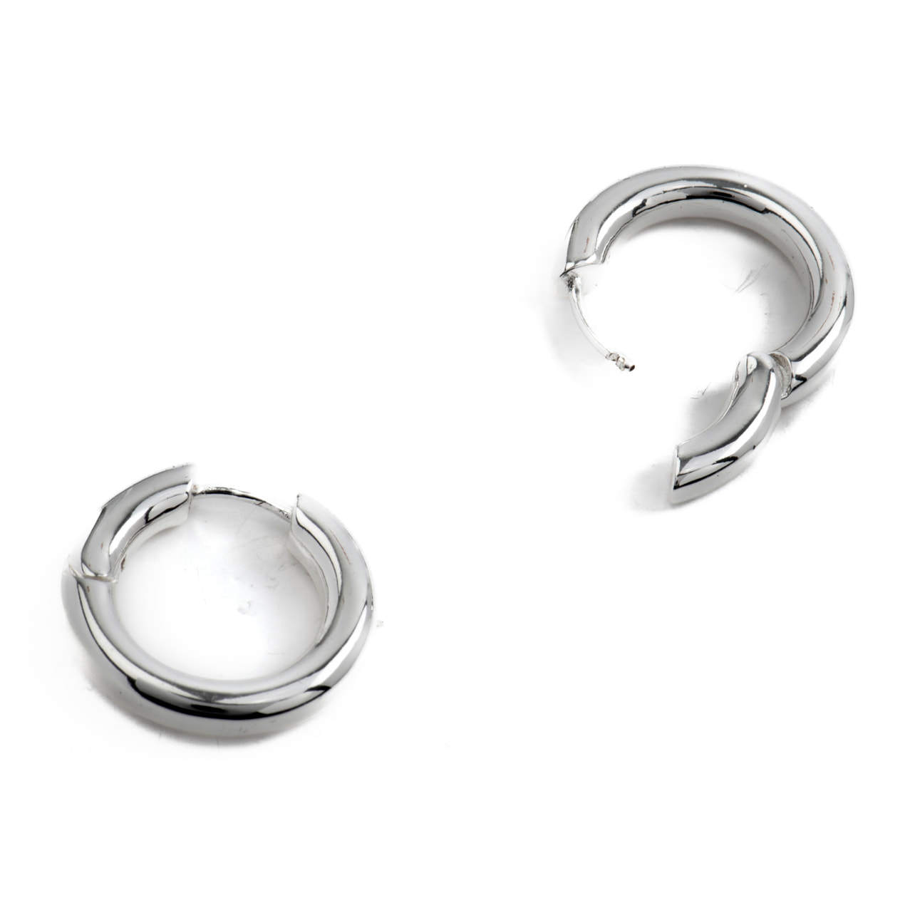 Pendientes de 18mm de diámetro acabados en rodio