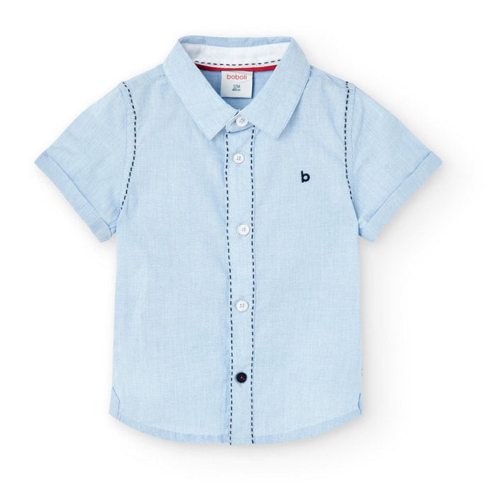 Camisa en azul con mangas cortas y bolsillo decorativo