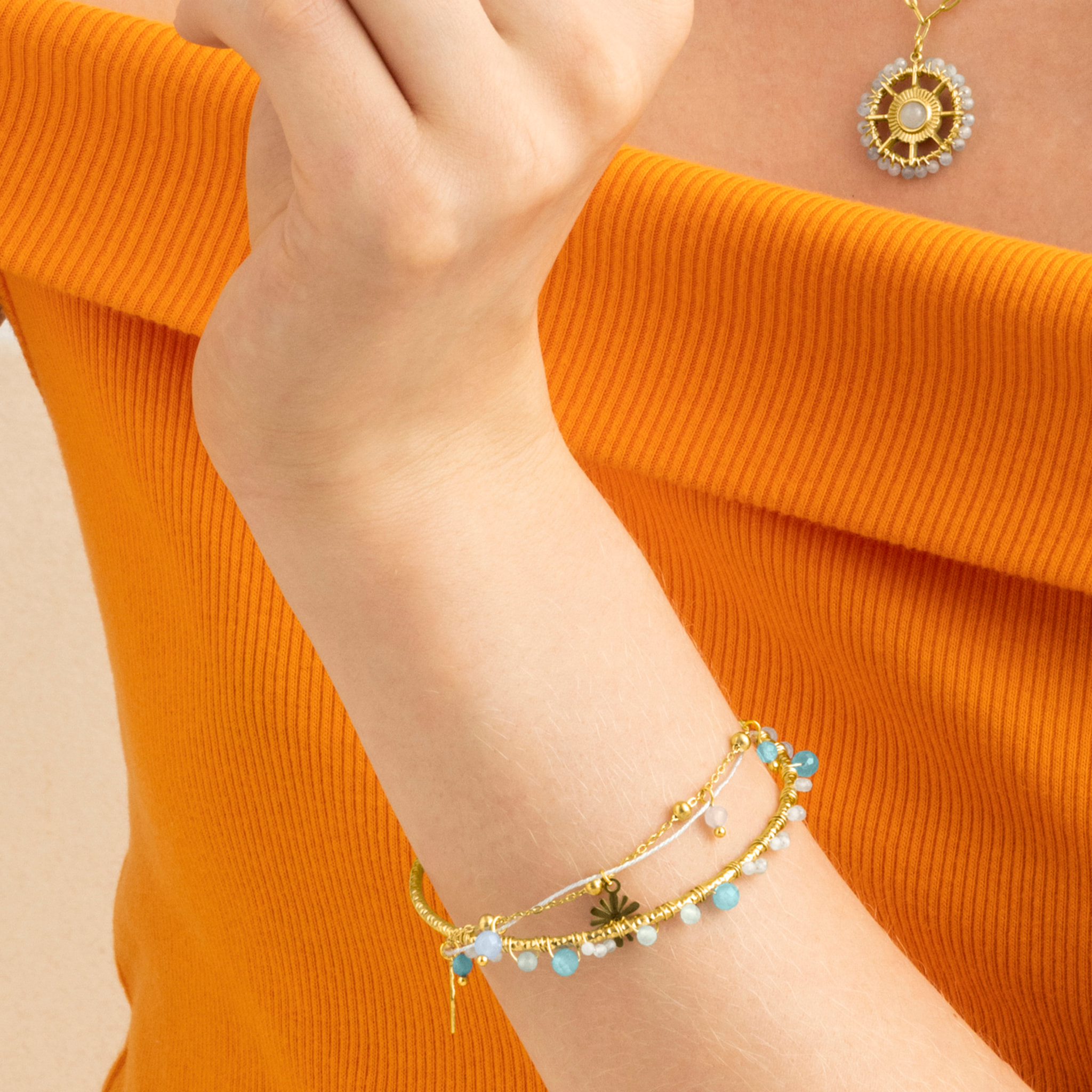 Brazalete con Cristal Azul acabado oro 18k