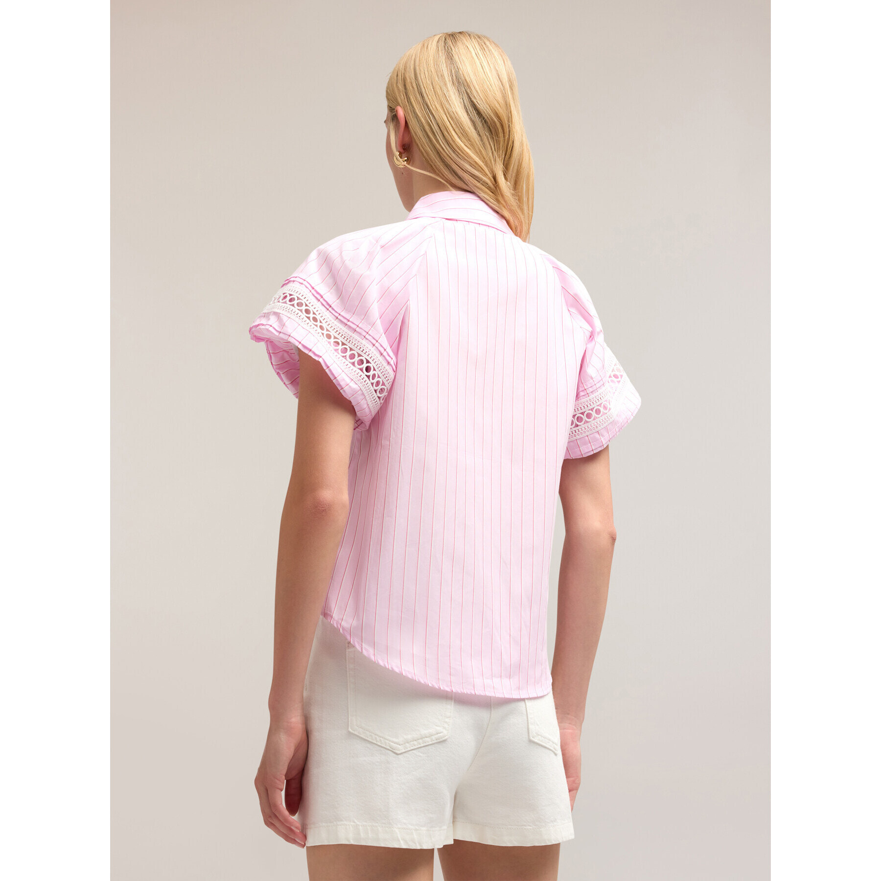 Motivi - Camisa a rayas con mangas bordadas - Rosa