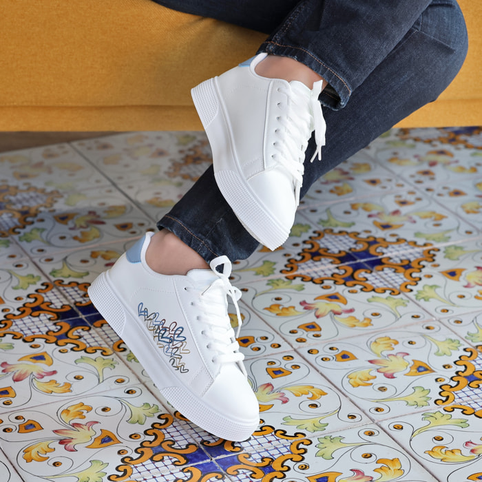 Sneakers in simil pelle con ricamo laterale