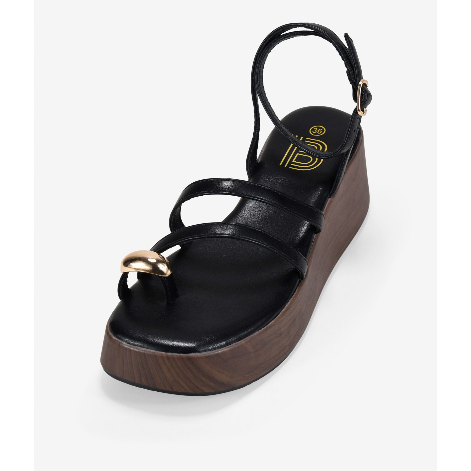 Sandalias de cuña negras con adorno metálico de dedo