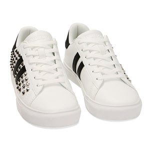 Zapatillas blancas con tachas