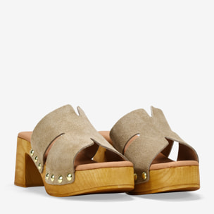 Sandalias arena en serraje piel con tacón de madera
