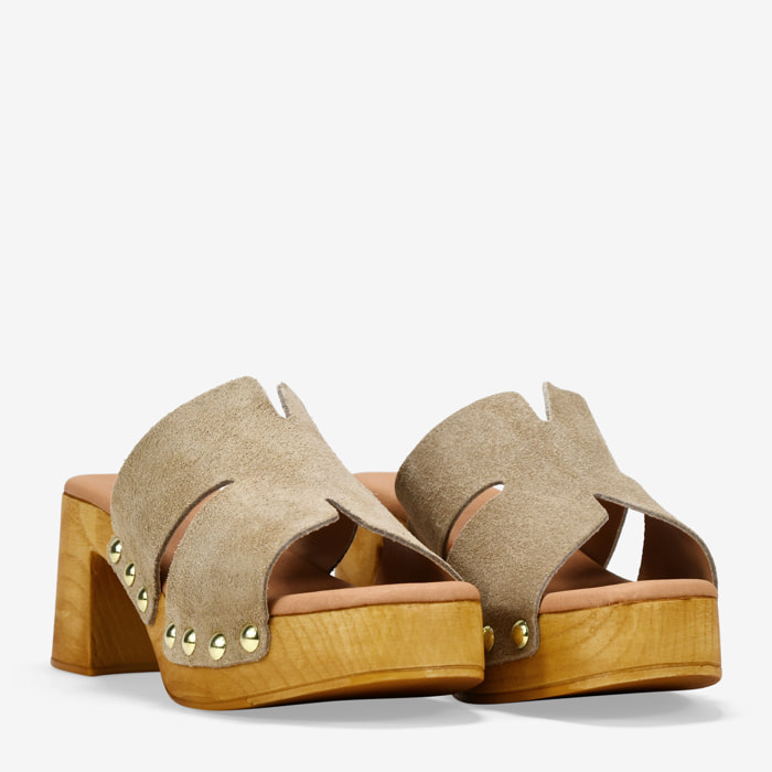 Sandalias arena en serraje piel con tacón de madera