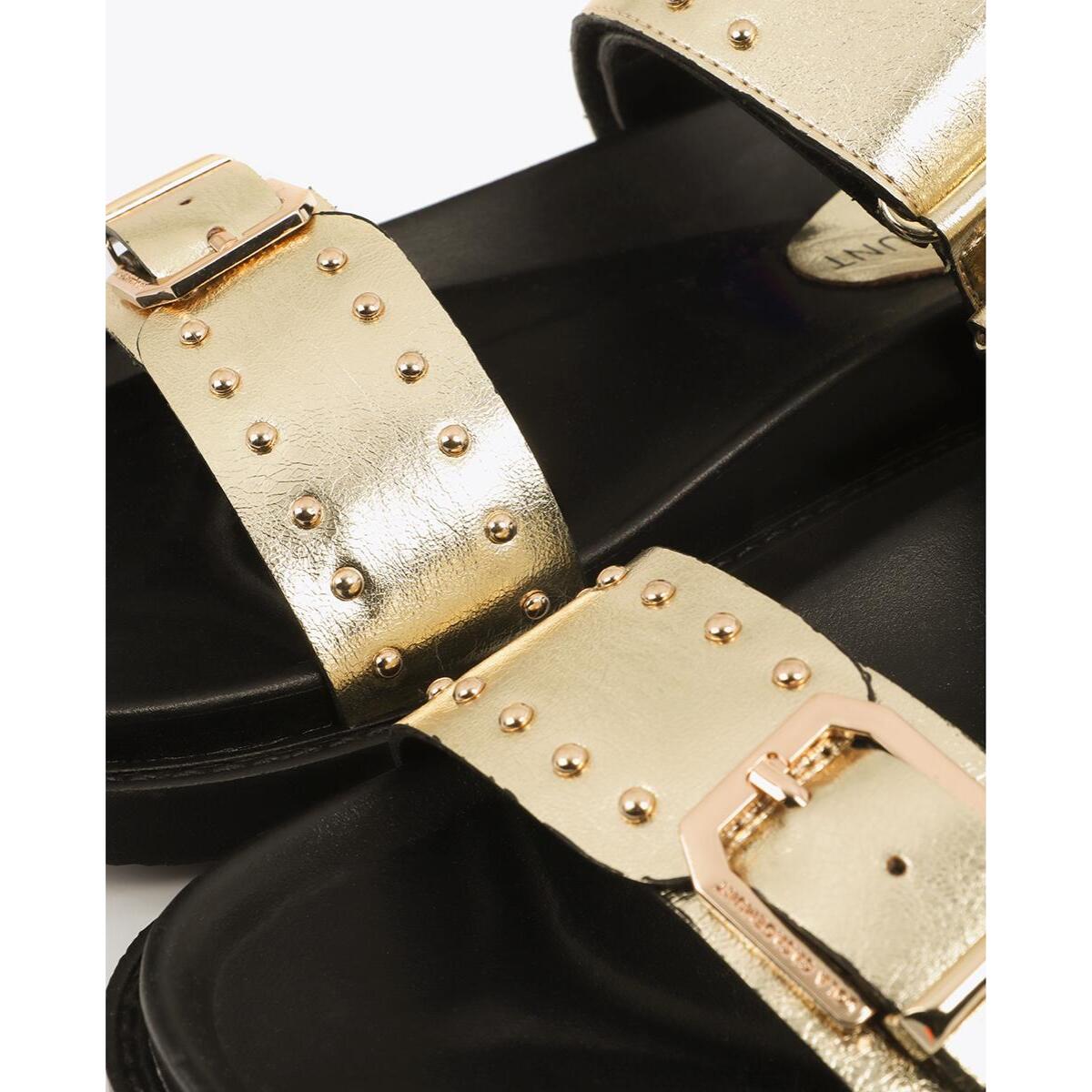 Sandalo basso con cinturini e dettagli metallici