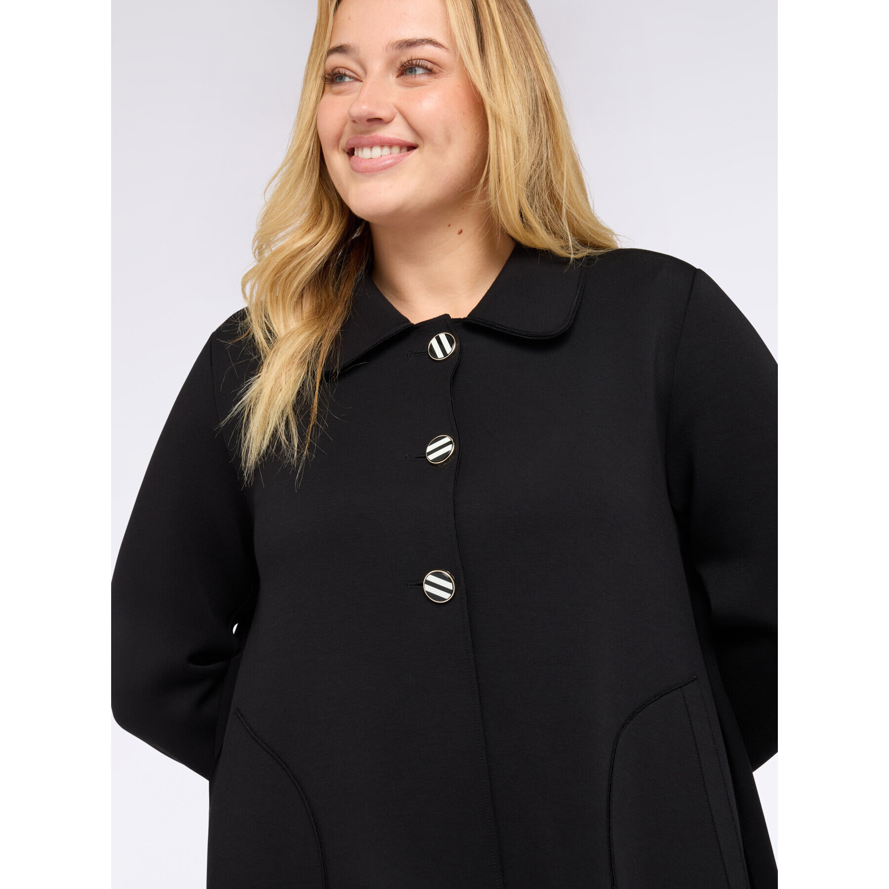 Fiorella Rubino - Chaqueta de neopreno con botones decorativos - Negro