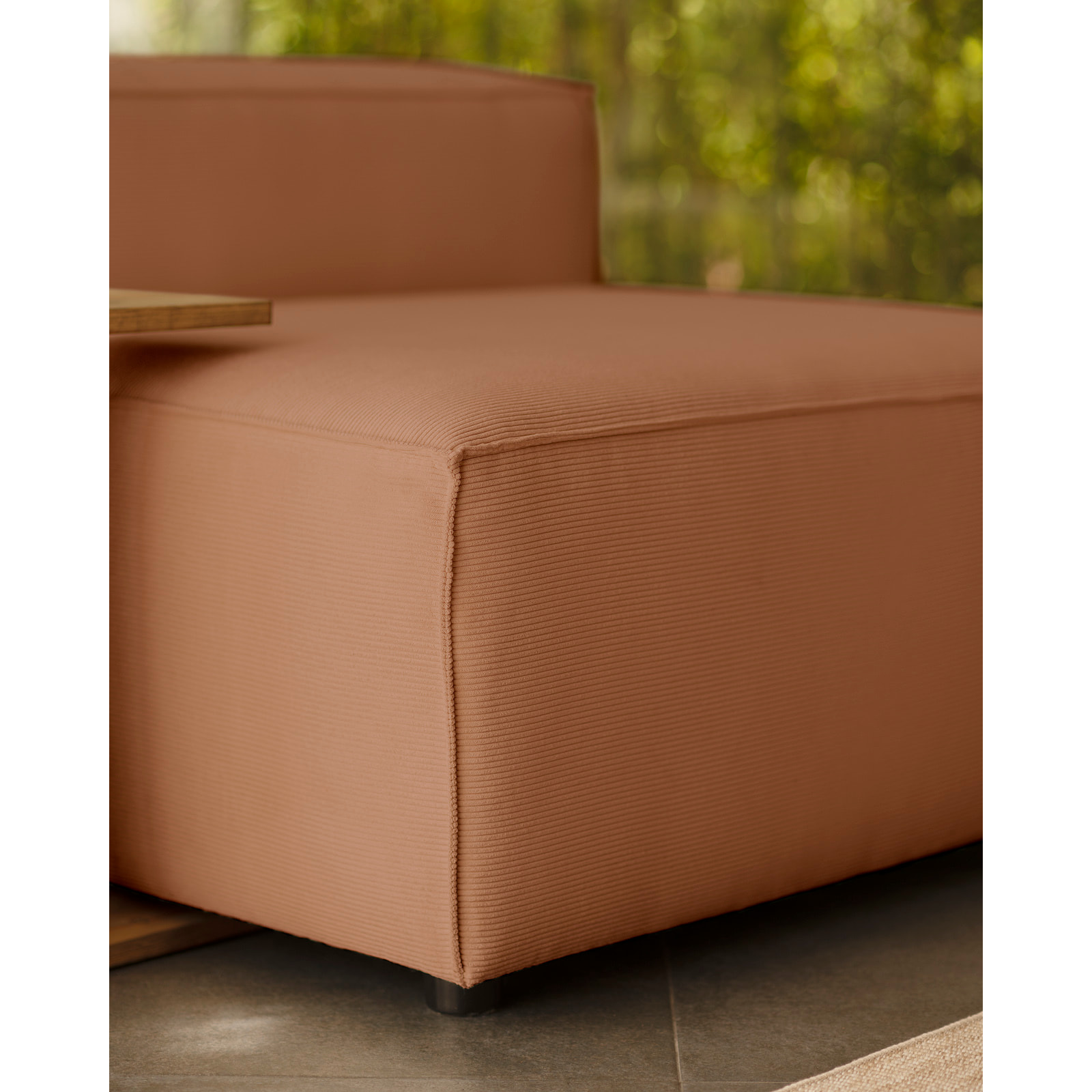 Fauteuil en velours côtelé couleur corail de 110x90cm Hauteur: 70 Longueur: 110 Largeur: 90