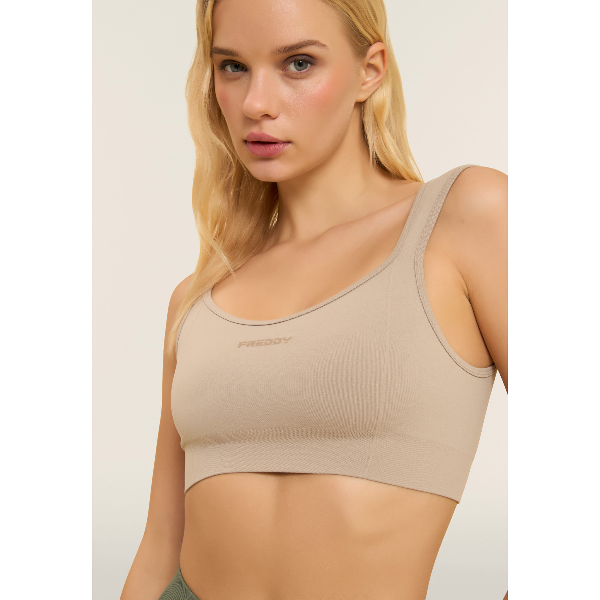 Top sportivo seamless con scollo a cuore e supporto leggero