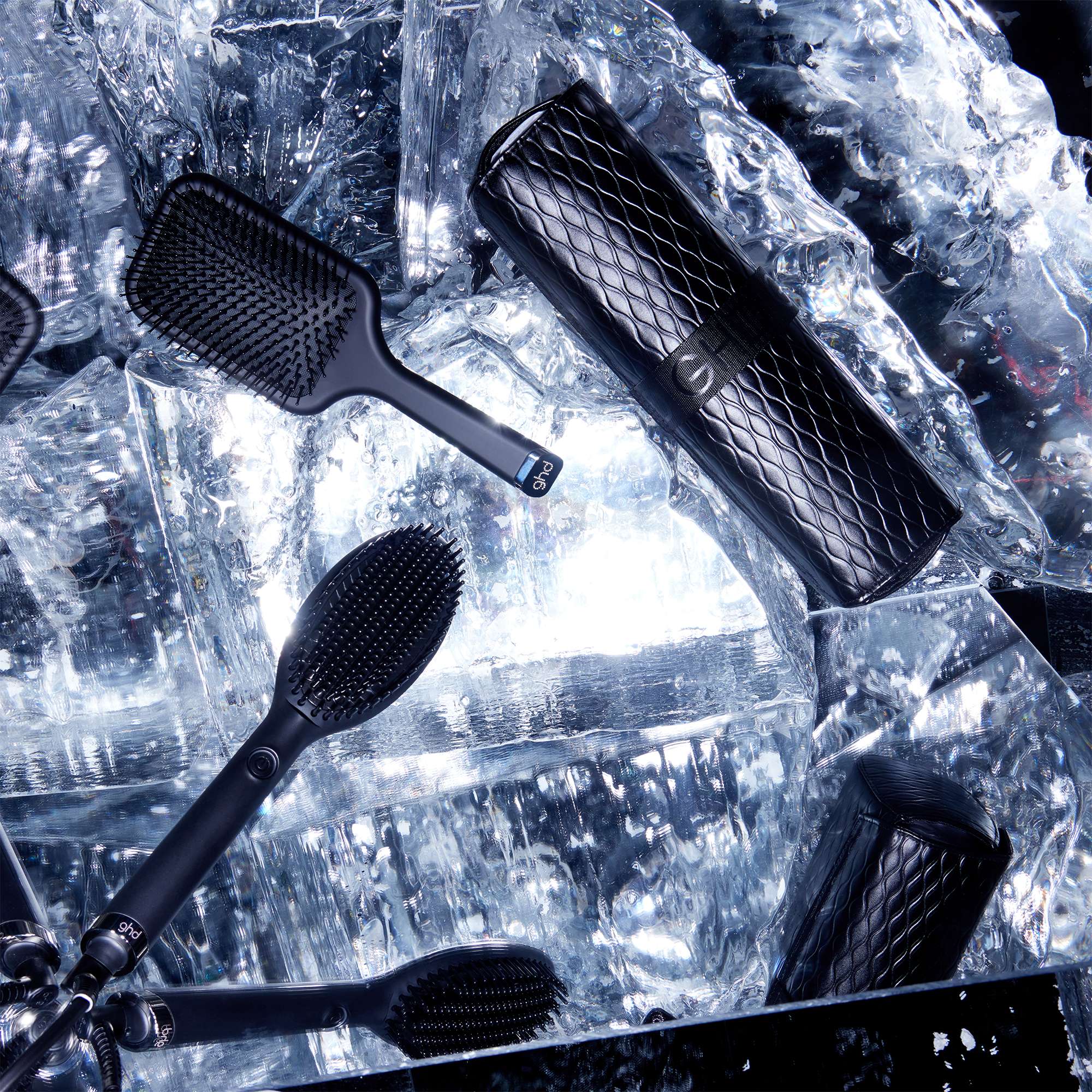 Coffret brosse lissante ghd glide, sa brosse à cheveux et sa pochette thermorésistante