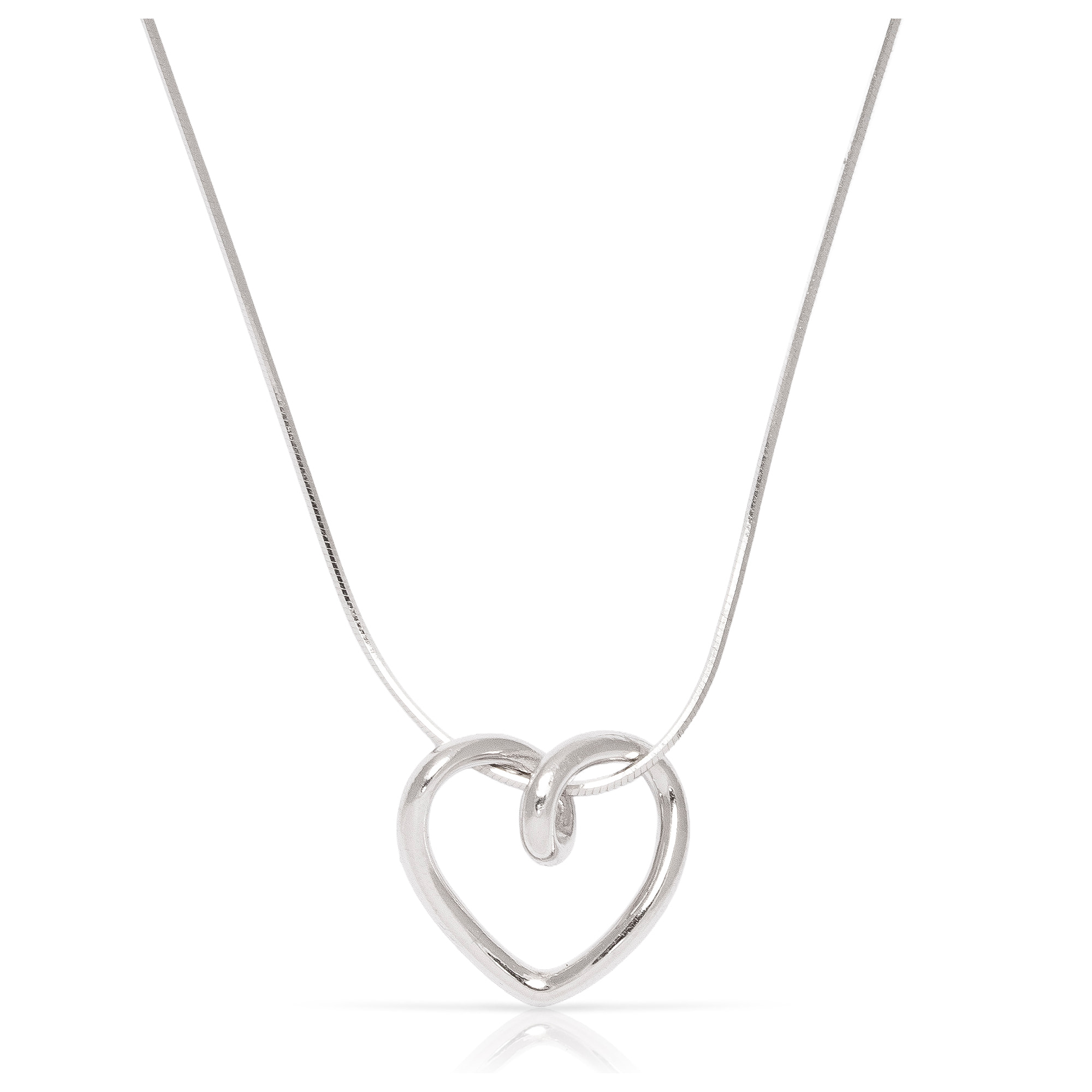 Collar de plata de ley 925 con colgante de corazón y cierre de resorte.