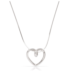 Collar de plata de ley 925 con colgante de corazón y cierre de resorte.