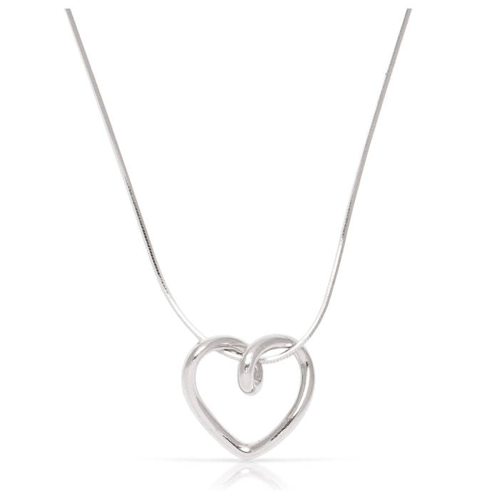 Collar de plata de ley 925 con colgante de corazón y cierre de resorte.