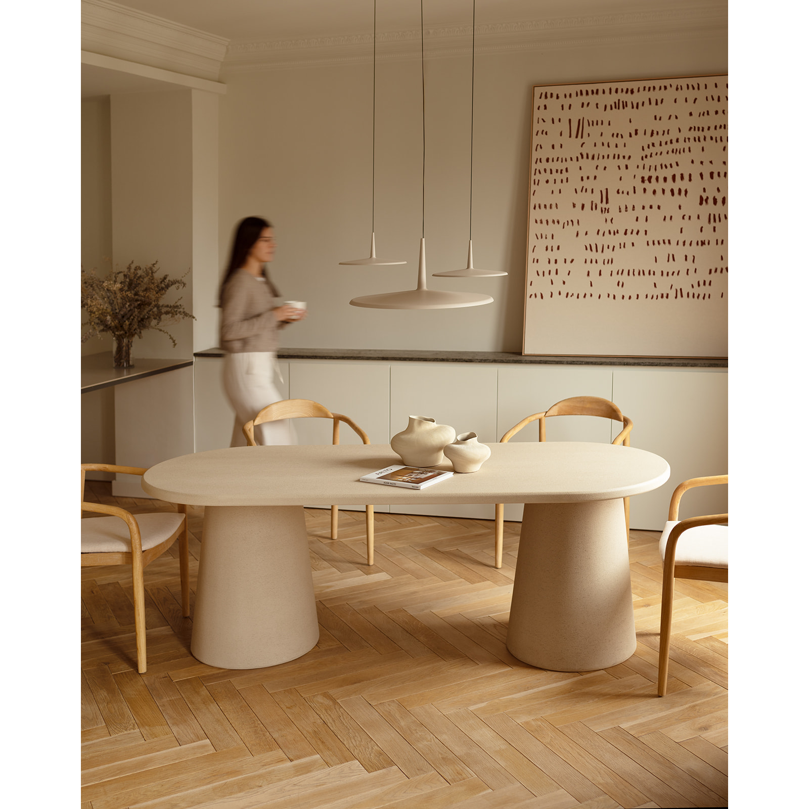 Table de salle à manger ovale en microciment ton beige en différentes tailles