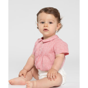 Camisa de manga corta roja. Con lorzas y botones de decoración en el delantero, y cuello.