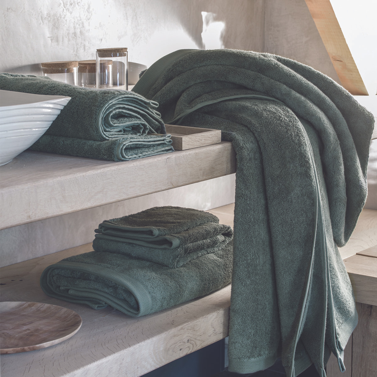 Drap de douche uni en coton peigné biologique, ESSENTIEL, Vert Maquis