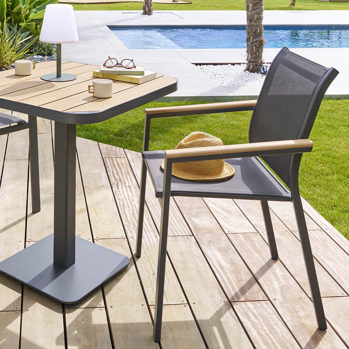 Fauteuil de jardin empilable "Essentia" graphite et acacia en aluminium traité en epoxy