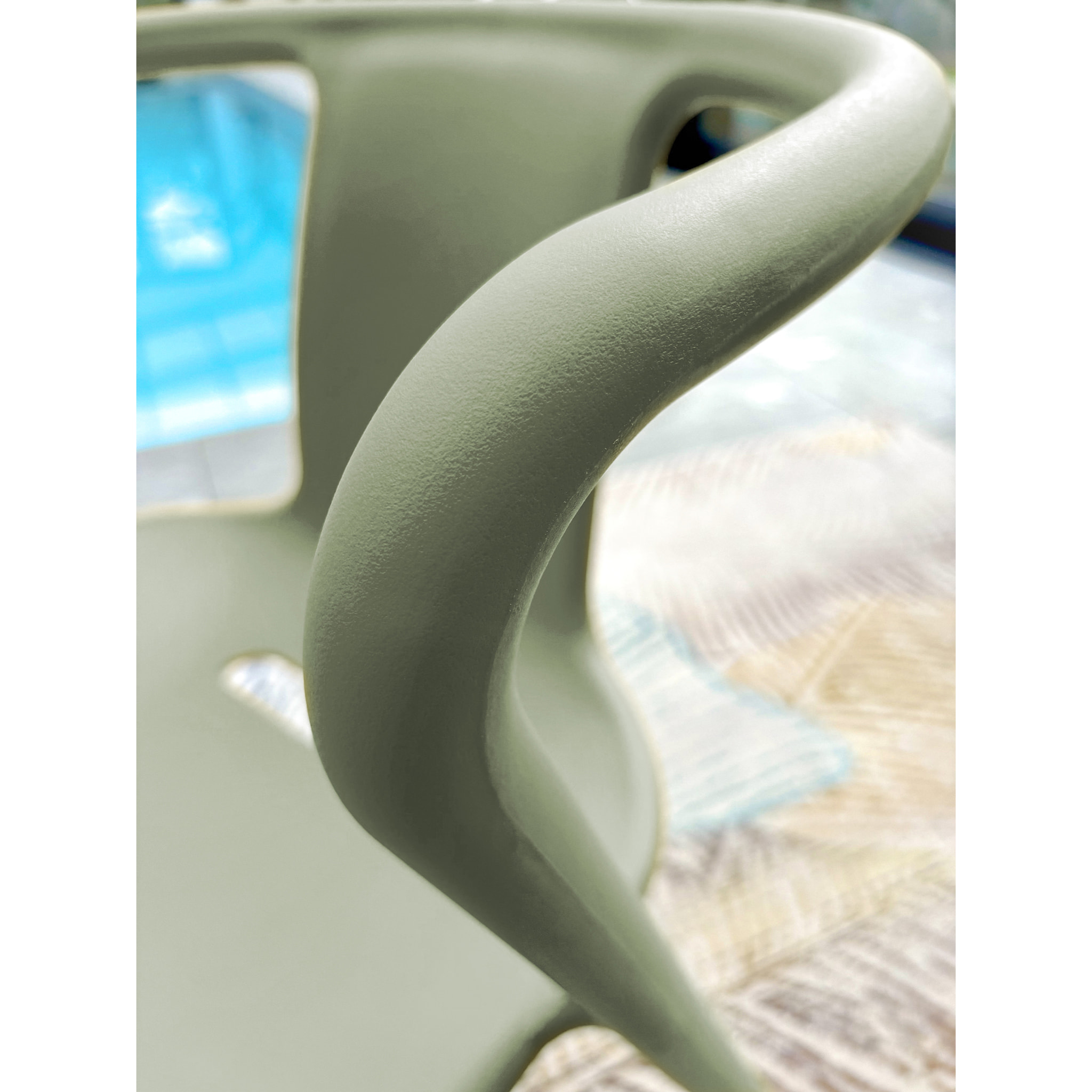 DIEGO - Lot de 2 fauteuils de jardin empilables en Polypropylène vert olive