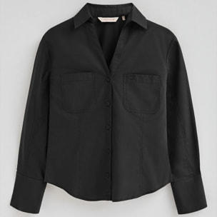 Camicia nera slim fit e scollo a V