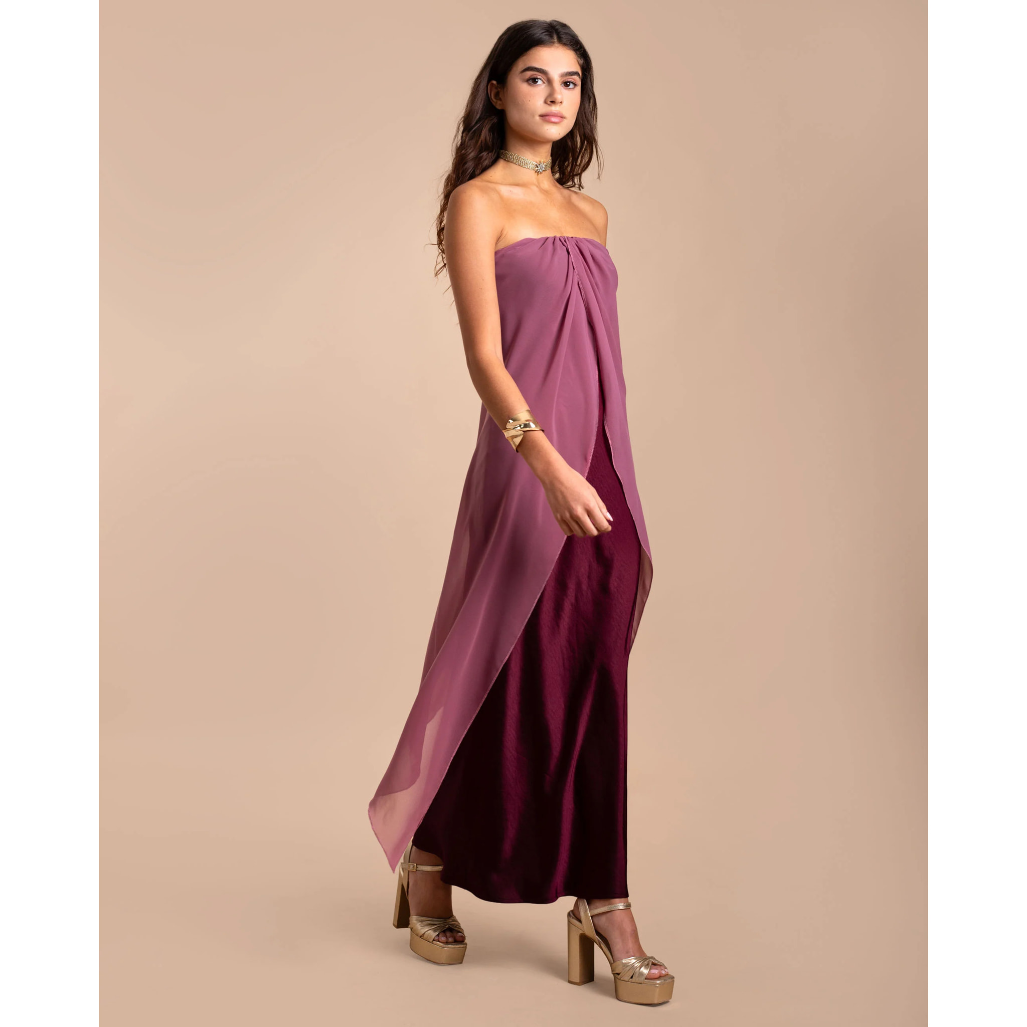 Vestido midi con escote palabra de honor y capa