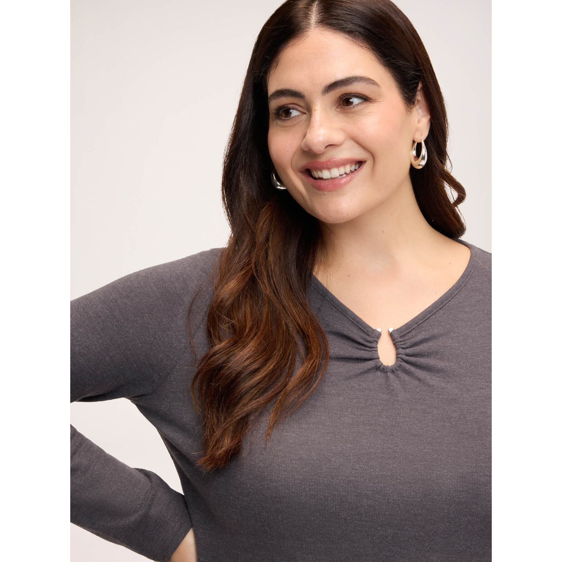 Fiorella Rubino - T-shirt scollo a V con applicazioni gioiello - Grigio