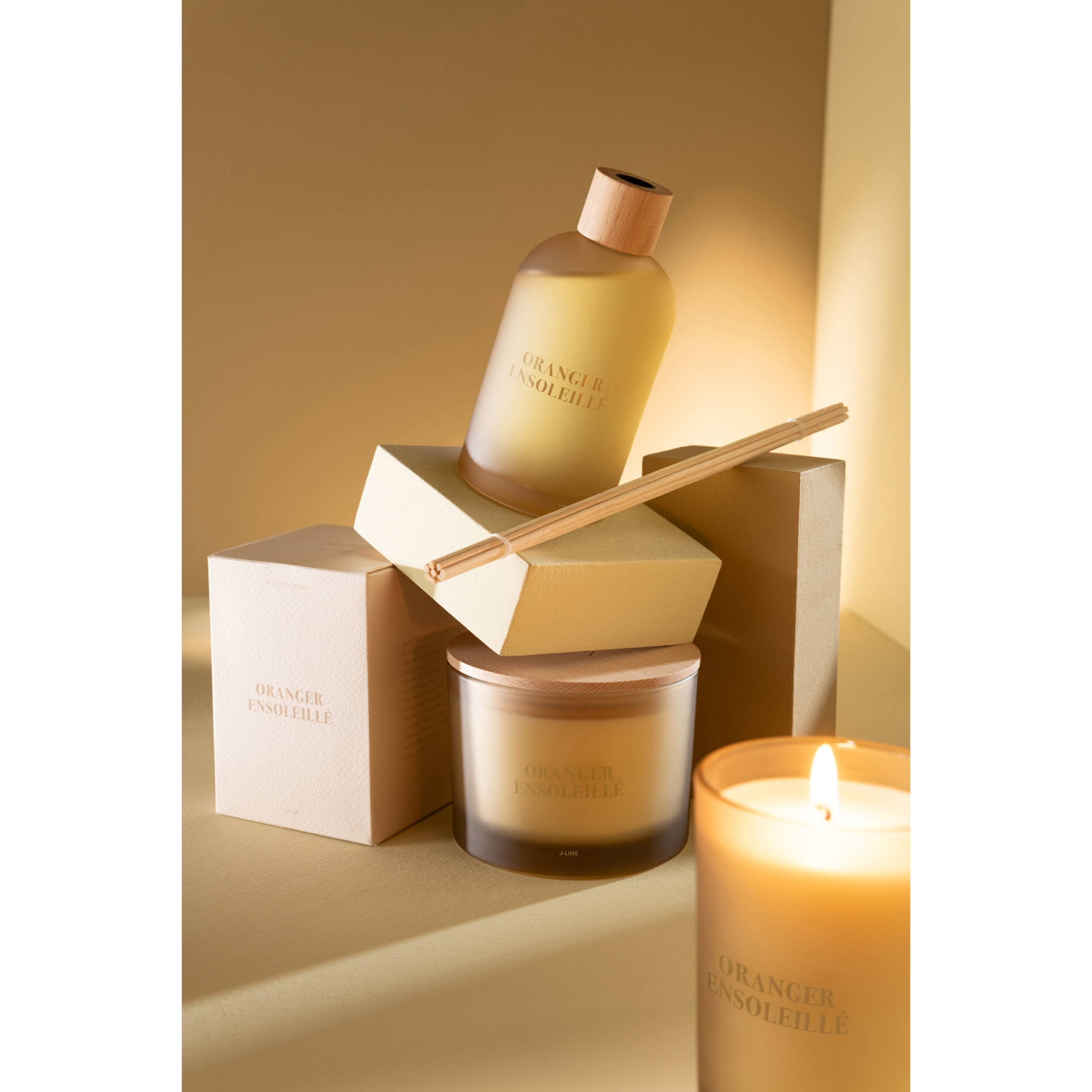 J-Line bougie parfumée Accords Essentiels - Oranger Ensoleillé - jaune - 28H
