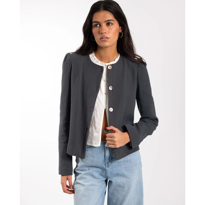 Chaqueta de mujer entallada con hombreras