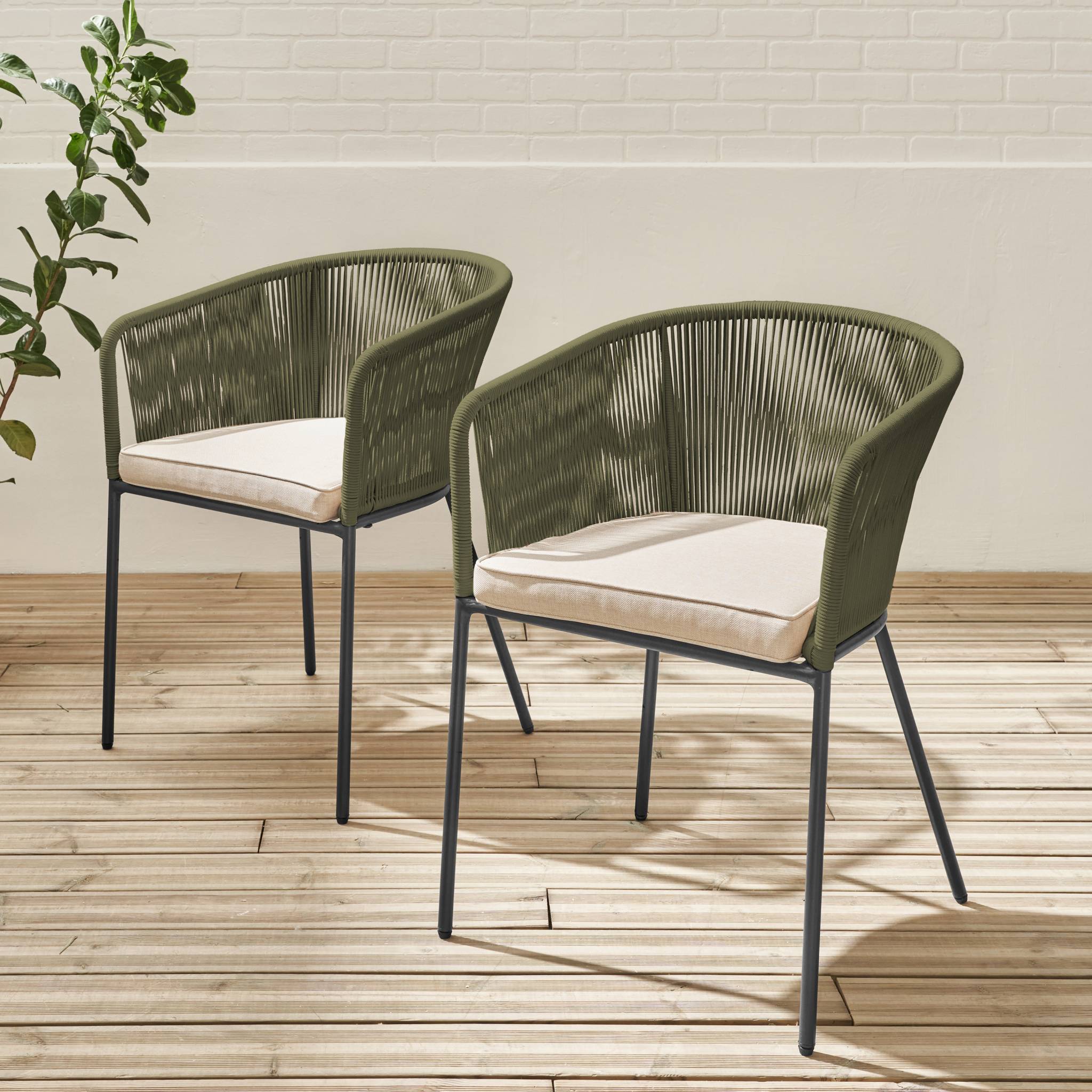 Lot de 2 fauteuils de jardin en corde kaki et acier galvanisé. coussins beige