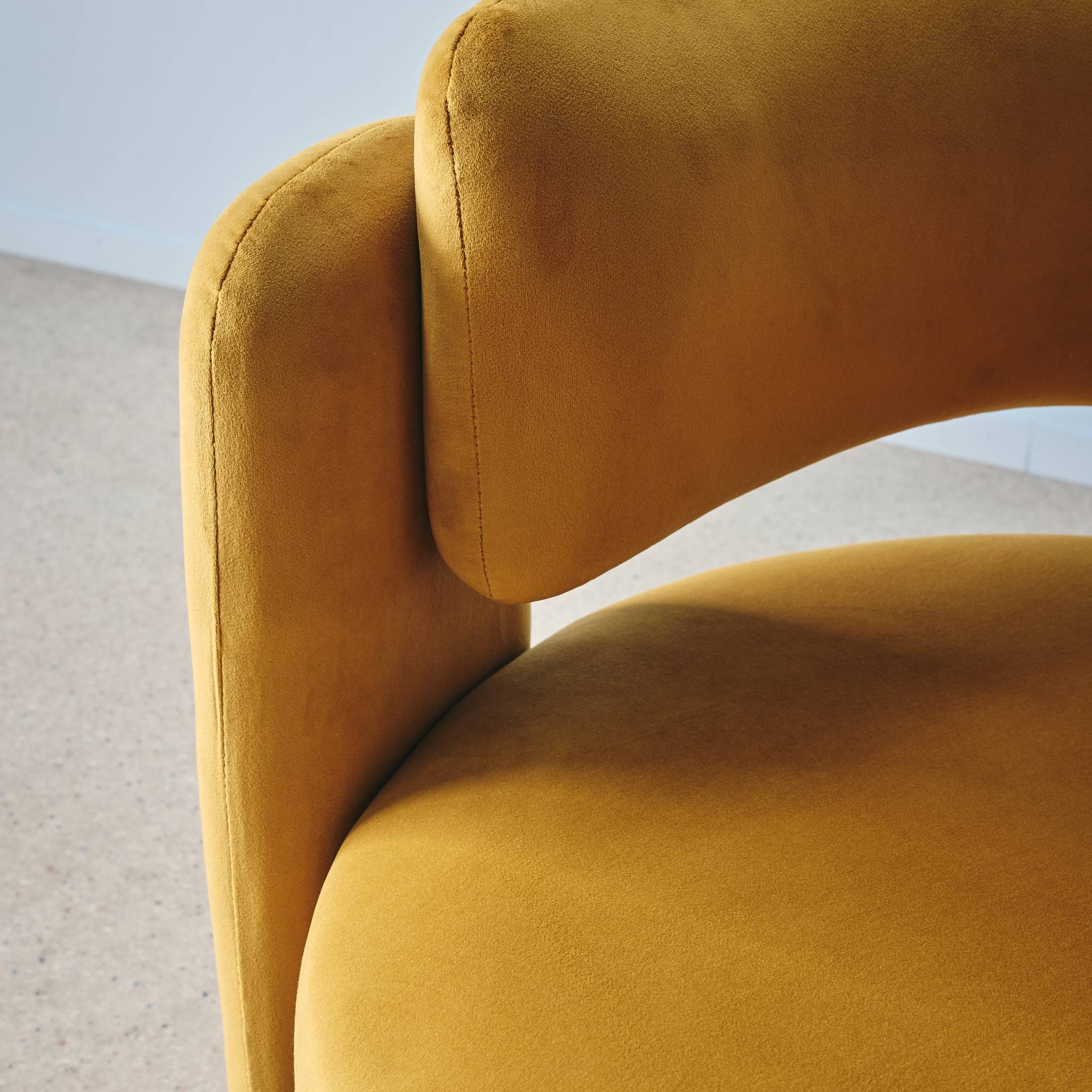 Fauteuil tripode en velours moutarde