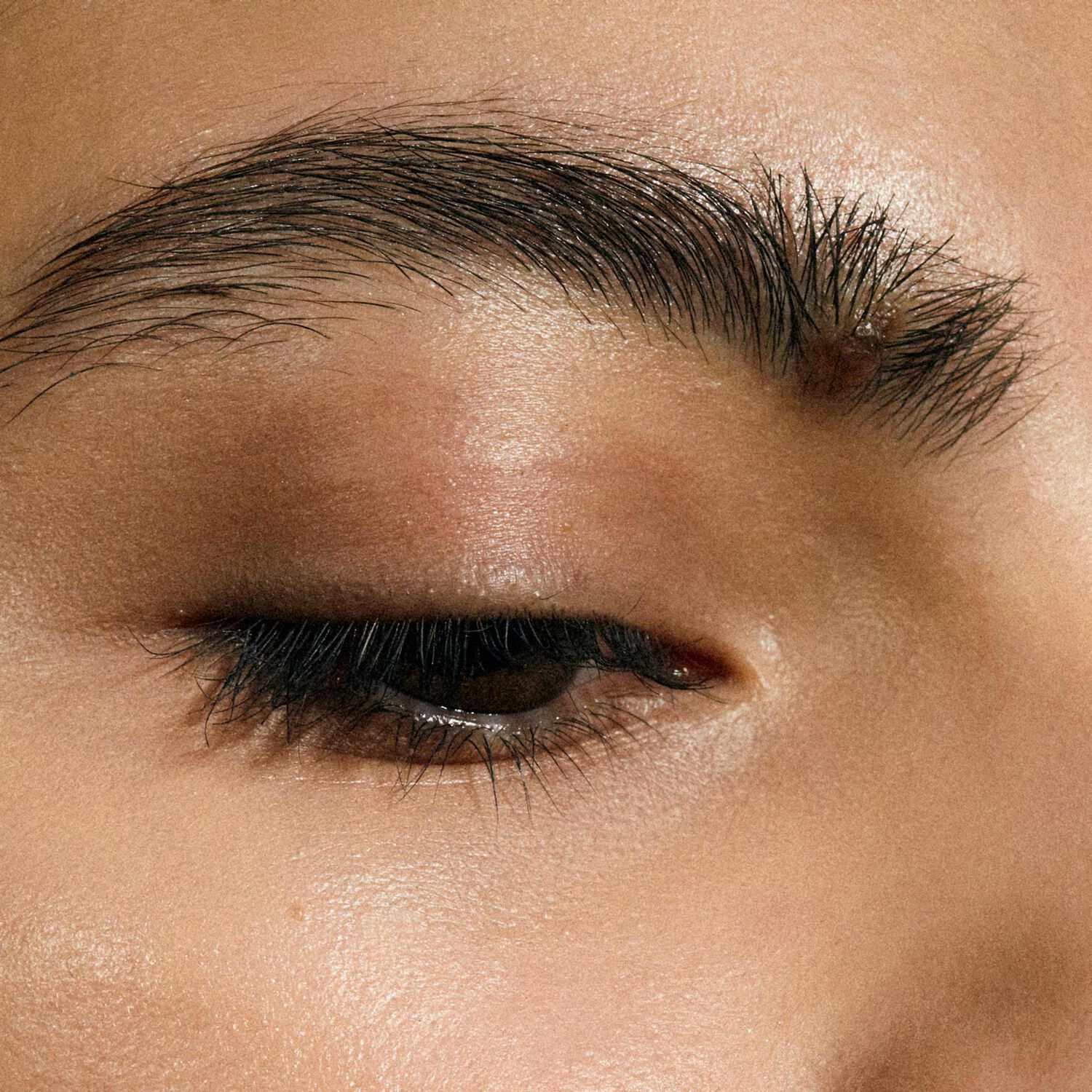The Brow Pencil - Crayon à Sourcils Tenue Longue Durée
