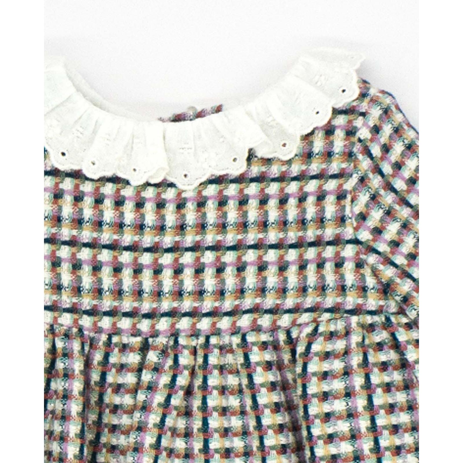 Vestido chanel verde con cuello con volante en blanco